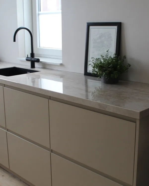 Moderne keuken na renovatie met strakke Hello Front keukenfronten.