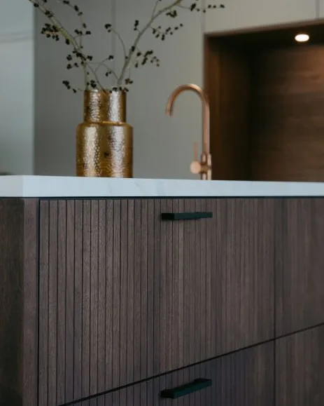 Keukenkastje in donkere houtlook kleur