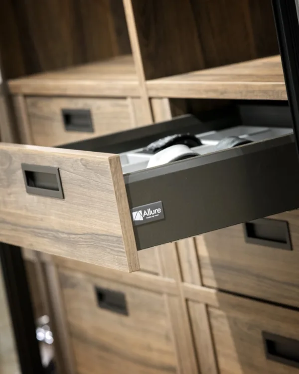 Kledingkast op maat detail lade met vakindeling.