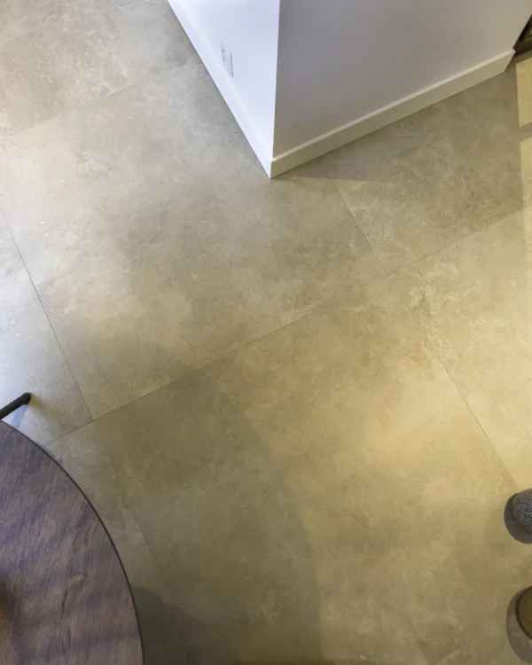 Keramische tegel vloer in woonkamer detail