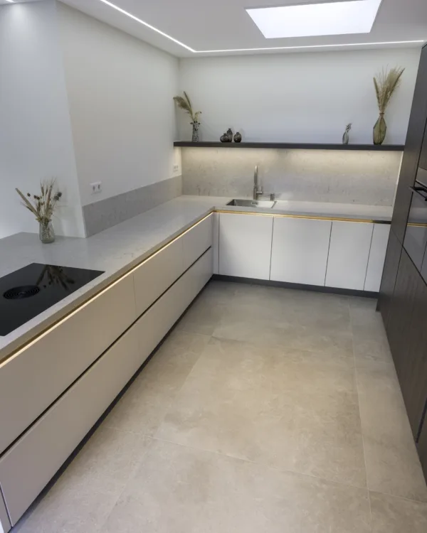 Keramische tegels vloer in monderne keuken