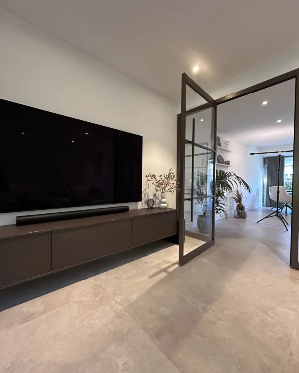 Keramische tegelvloer in woonkamer met stalen deuren
