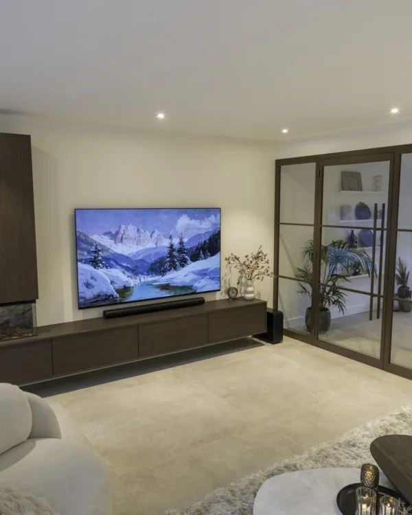 Woonkamer met keramische tegels vloer in lichte zandtint