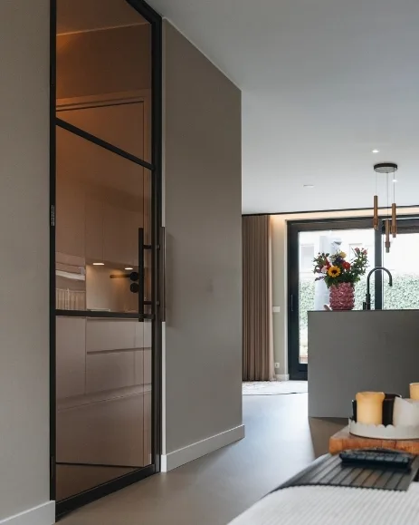 Zwarte stalen opdekdeur in de woonkamer