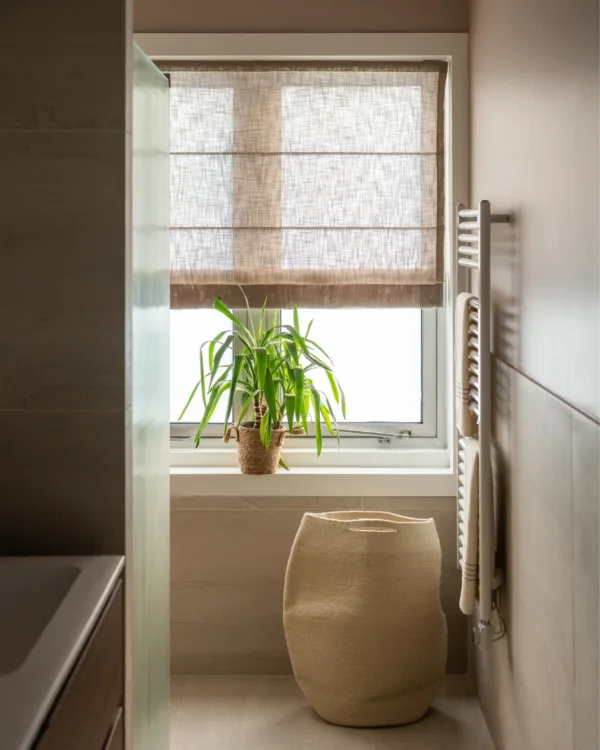 Beige vouwgordijnen in badkamer