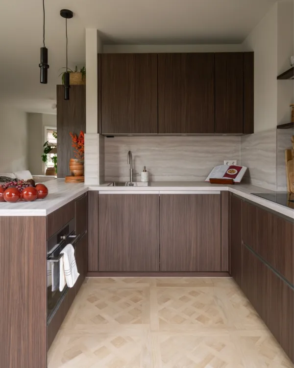 pvc vloer met dessins in keuken met donker houten kasten