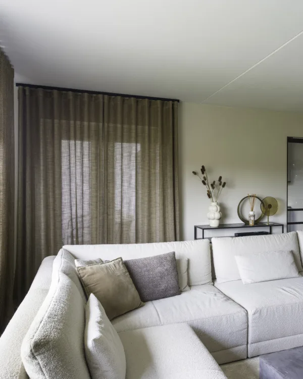 Woonkamer met grote ramen en elektrisch bedienbare gordijnen