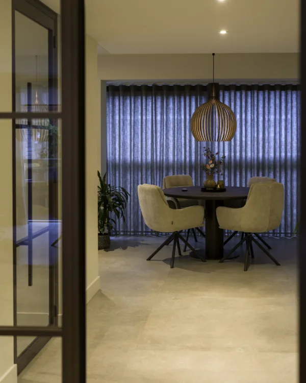 Eethoek met elektrisch bedienbare gordijnen