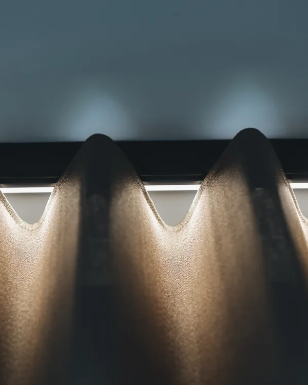 Detail gordijnrail zwart en wavegordijn