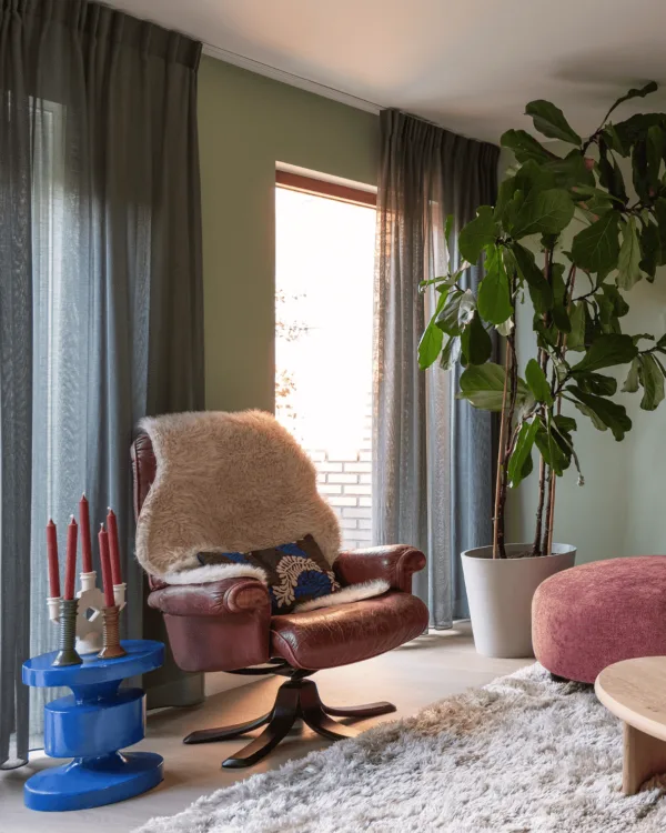Retro chic woonkamer met groene inbetween gordijnen en hoogpolig beige vloerkleed
