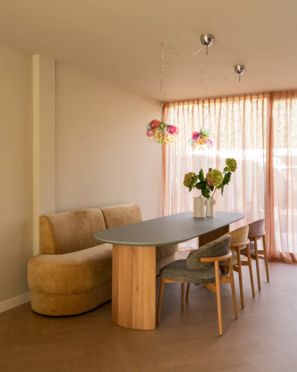 Zachte inbetweens in de eethoek die het interieur harmonieus en warm maken.