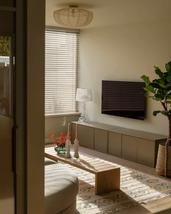 Luxaflex bamboe jaloezieën die sfeer, lichtinval en warmte toevoegen aan de zithoek.