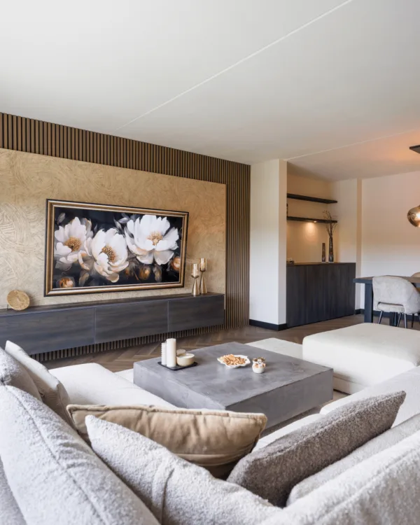 Hotel chic woonkamer met grijze hoekbank, beige behang en donker noten hout wandpanelen