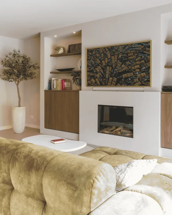 Woonkamer kast in lichte houtlook met nerven