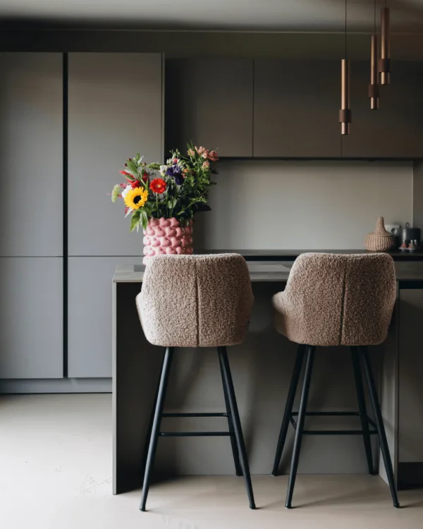 Grijze gietvloer in moderne, strakke grijze keuken