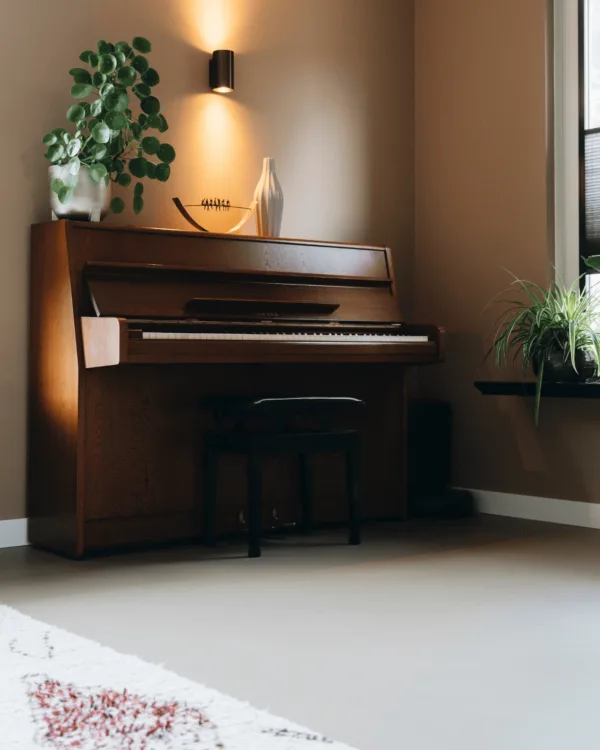 Grijze gietvloer met donker eiken piano