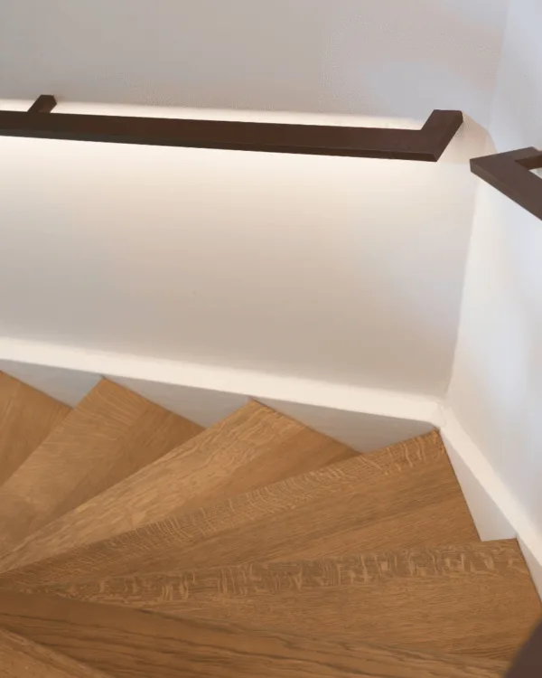 Lichte z-trap met LED-trapleuningen