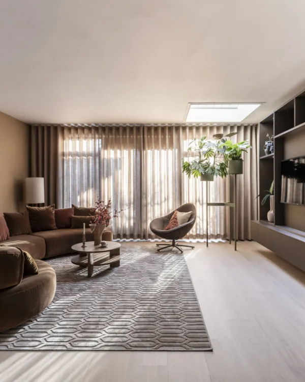 New chic woonkamer met houten vloer en wave inbetweens in bruintint en kast op maat