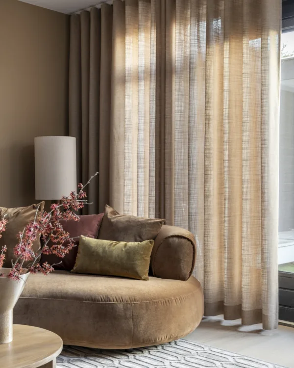 New chic woonkamer met wave inbetweens in bruintint