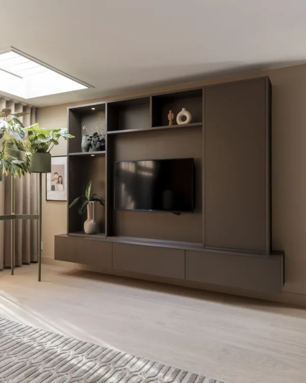 New chic woonkamer met houten vloer en kast op maat