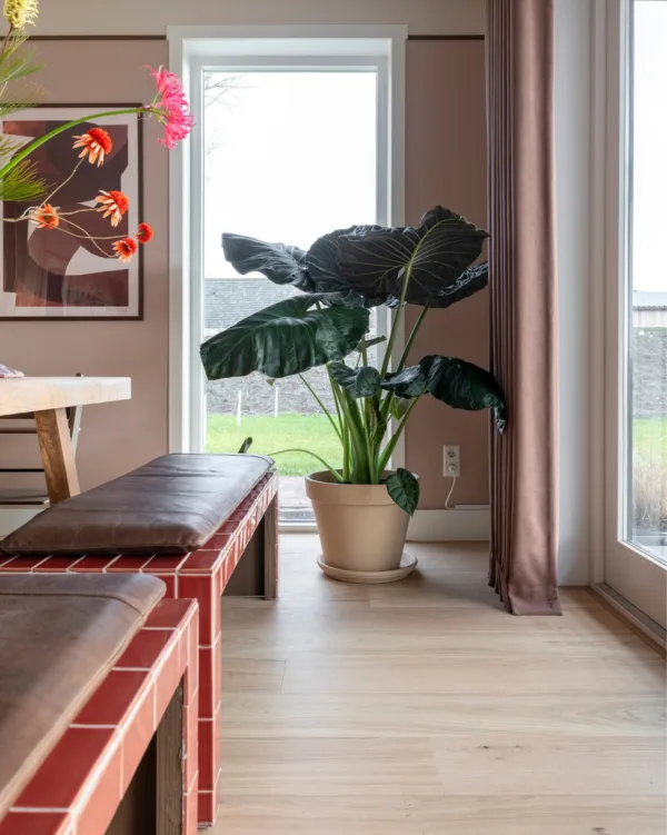 Sfeerfoto warm kleurrijk interieur met roze vaas en bruine/rode inbetweens