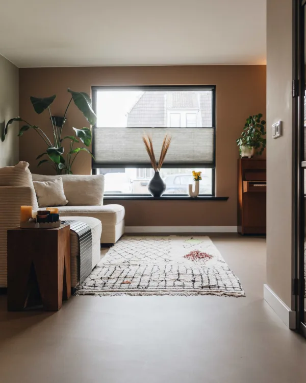 Woonkamer met gietvloer en stalendeur