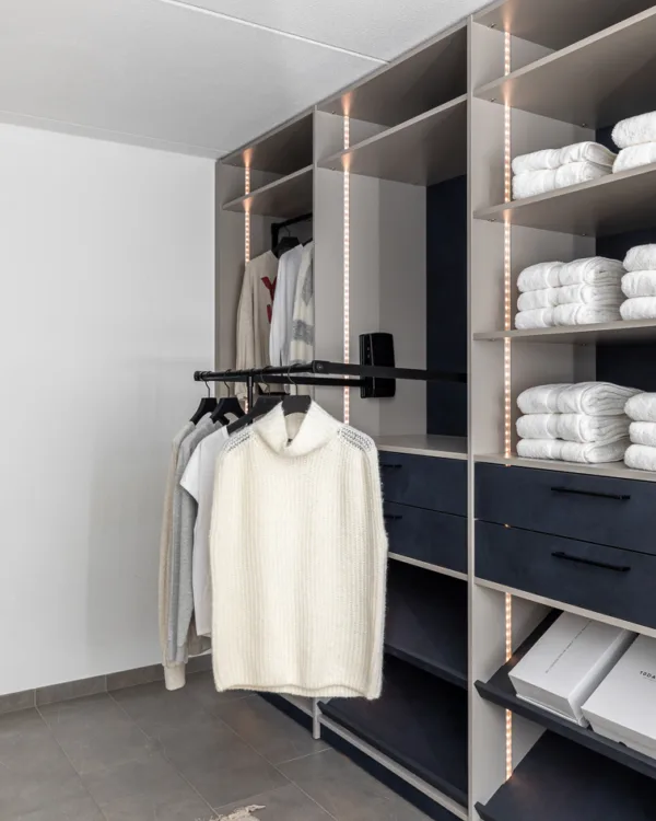 ideeën voor een inloopkast met grijze fronten en wit kastinterieur en ledverlichting