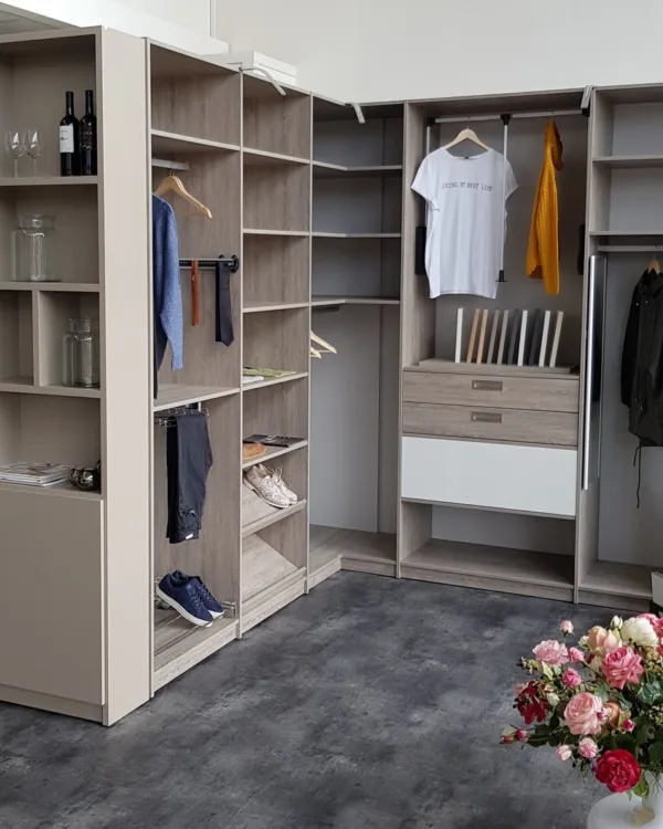 ideeën voor een inloopkast in licht beige in combinatie met een boekenkast