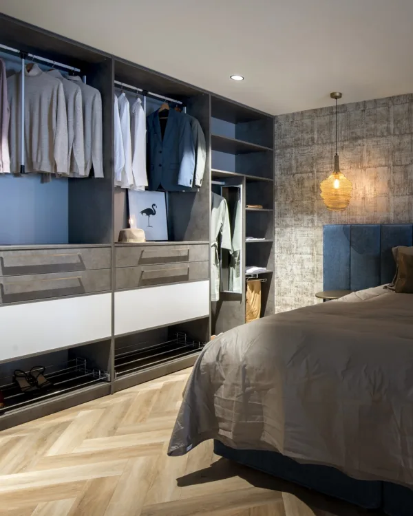 Slaapkamer ideeën voor een inloopkast met schoenenrek en hangplek voor hemden