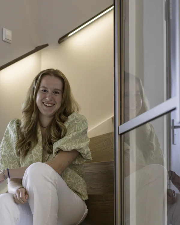 Trap in de hal met trapleuning inclusief led-verlichting