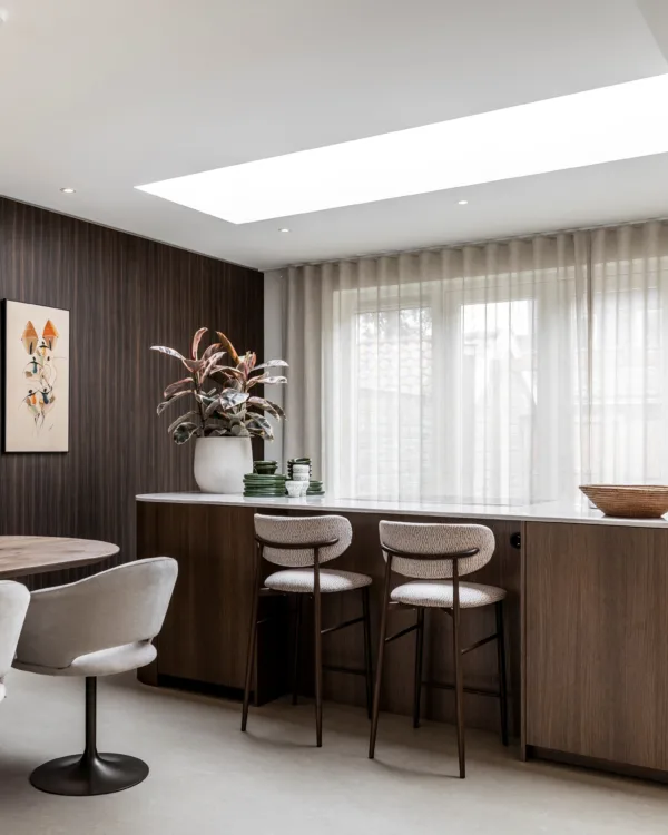 Keuken met keukeneiland en lichtstraat met dupli-gordijnen en pui met gordijnen