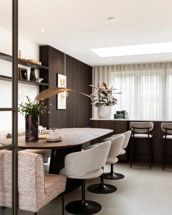 eetkamer met keuken, eettafel, stalen deur, lichte gordijnen en lichtstraat met lichte dupli-gordijnen