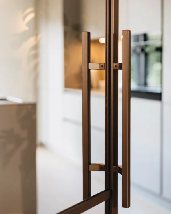 Close up stalen deur in de kleur brons