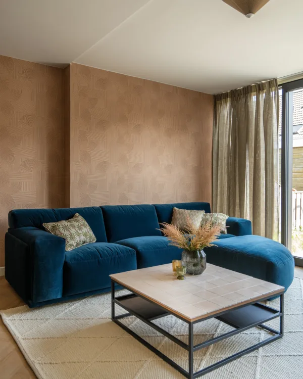 Moderne en stijlvolle woonkamer met een warme, uitnodigende sfeer.