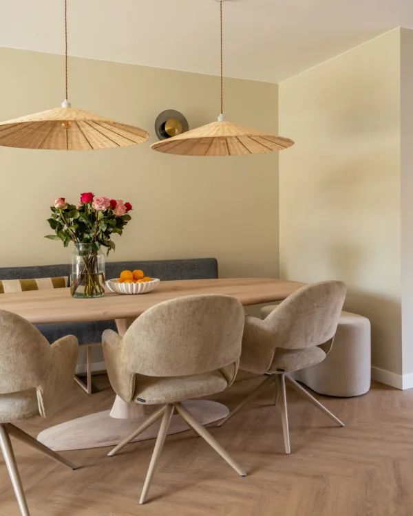 Karaktervolle visgraatvloer die warmte en stijl geeft aan je eetkamer