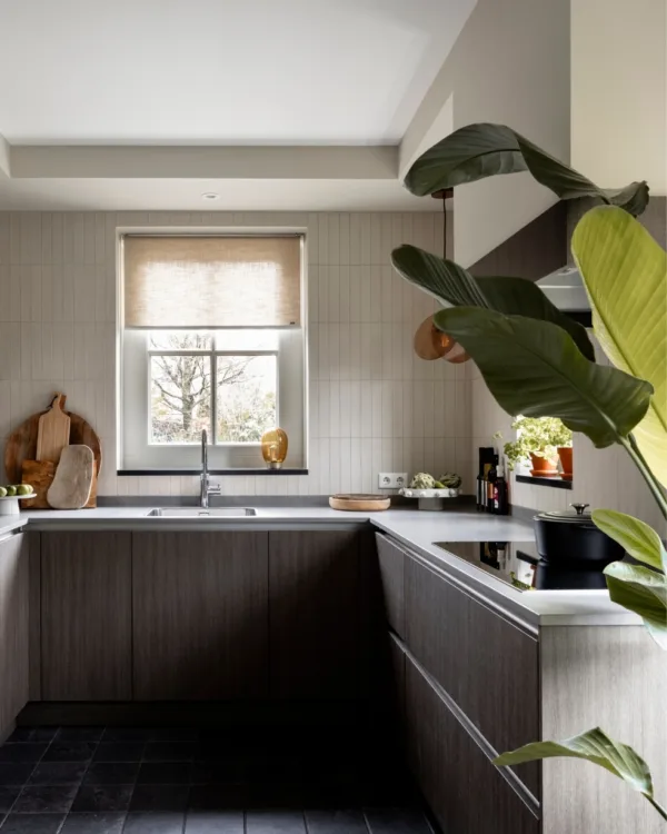 Basic naturel keuken met beige rolgordijnen