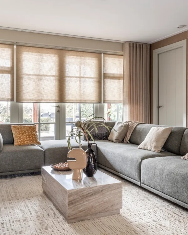 Basic naturel woonkamer met beige rolgordijnen en wavegordijnen