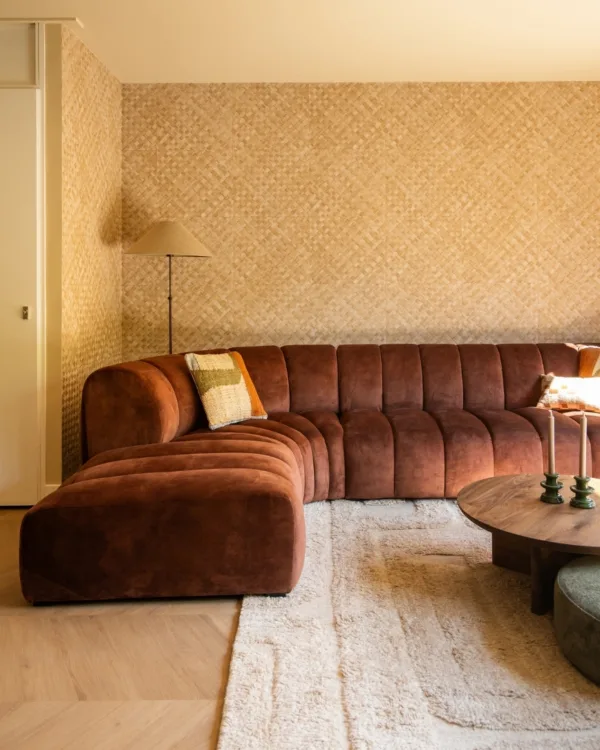 Retro chic woonkamer met licht eiken hongaarse punt vloer, natuurlijk behang en bordeaux bank