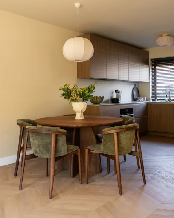 Retro chic keuken met licht eiken hongaarse punt vloer en notenhout meubilair