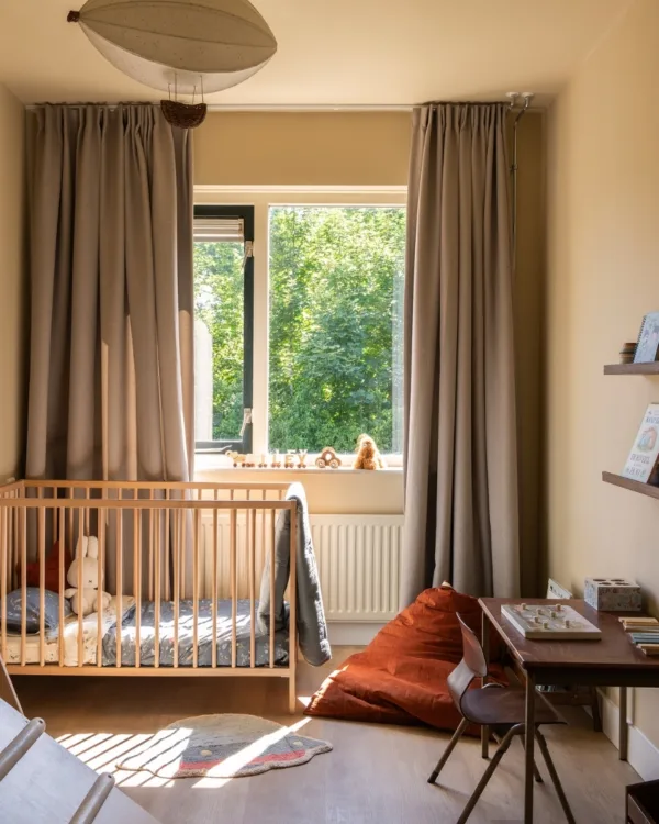 Retro chic kinderkamer met bruin/beige overgordijnen
