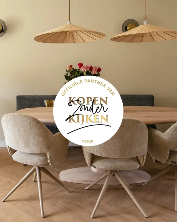 Moderne en stijlvolle eetkamer met een warme, uitnodigende sfeer.