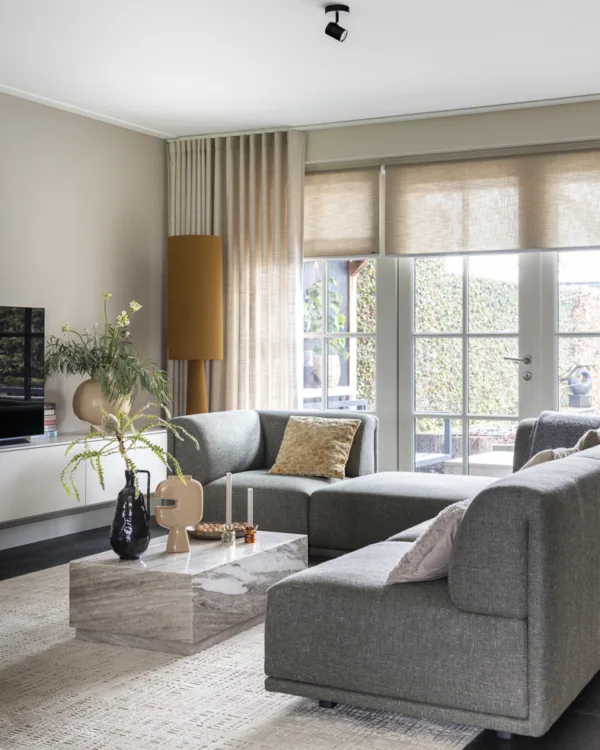 Basic naturel woonkamer met beige rolgordijnen en wavegordijnen