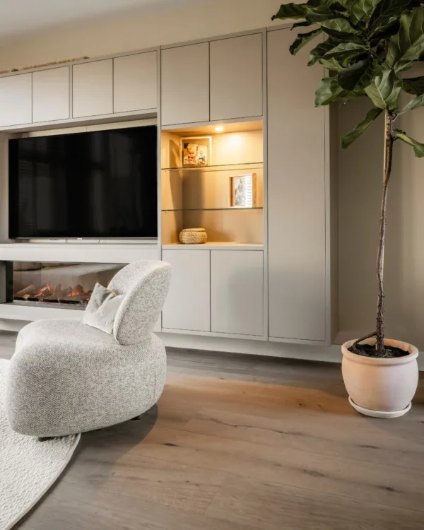 Basic naturel woonkamer met houten lindura vloer en cinewall in grijze look