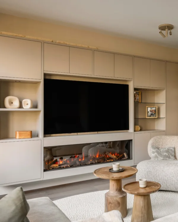 Basic naturel woonkamer met houten lindura vloer en cinewall in grijze look