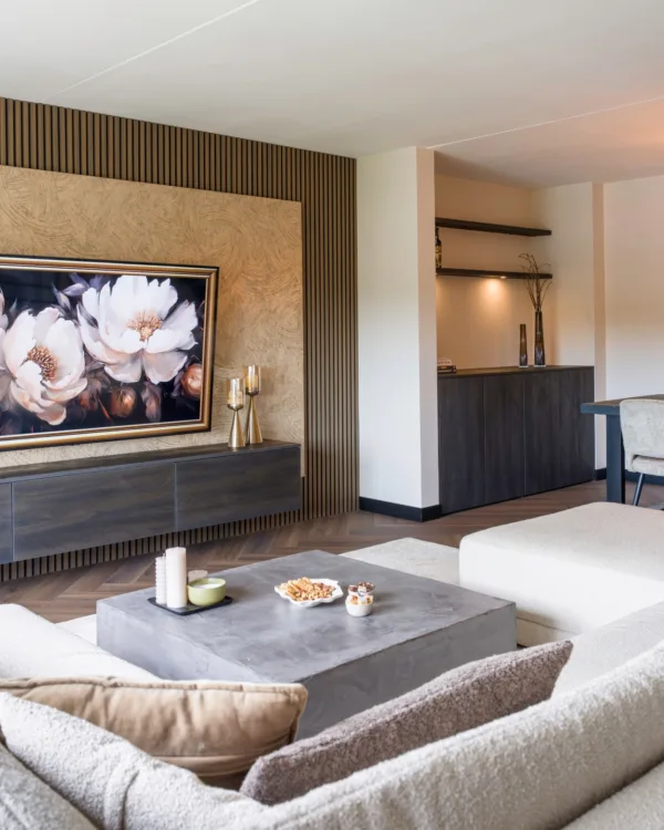 hotel chic woonkamer met beige behang, bruine houten wandpanelen en zwarte tv-kast op maat