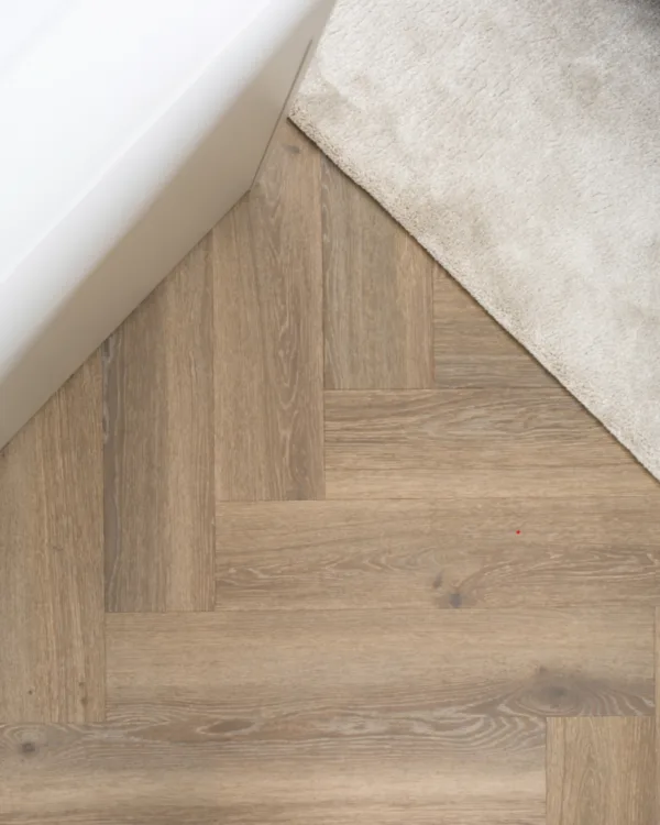 Donkere eiken visgraat vloer