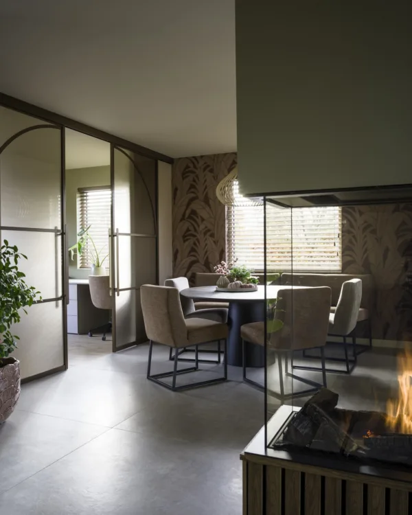 Woonkamer met keramische tegelvloer en ronde tafel