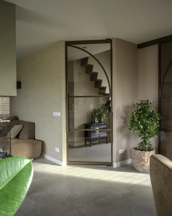 Woonkamer met lichtgrijze keramische tegels vloer en bronzen stalen deuren