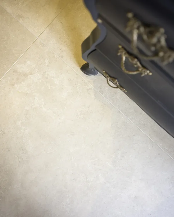 Detail van grote keramische tegel met natuurlijk steenpatroon