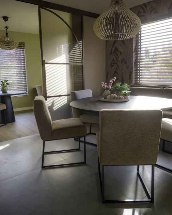 Combinatie van eetkamer en werkplek met stalen deuren als natuurlijke afscheiding